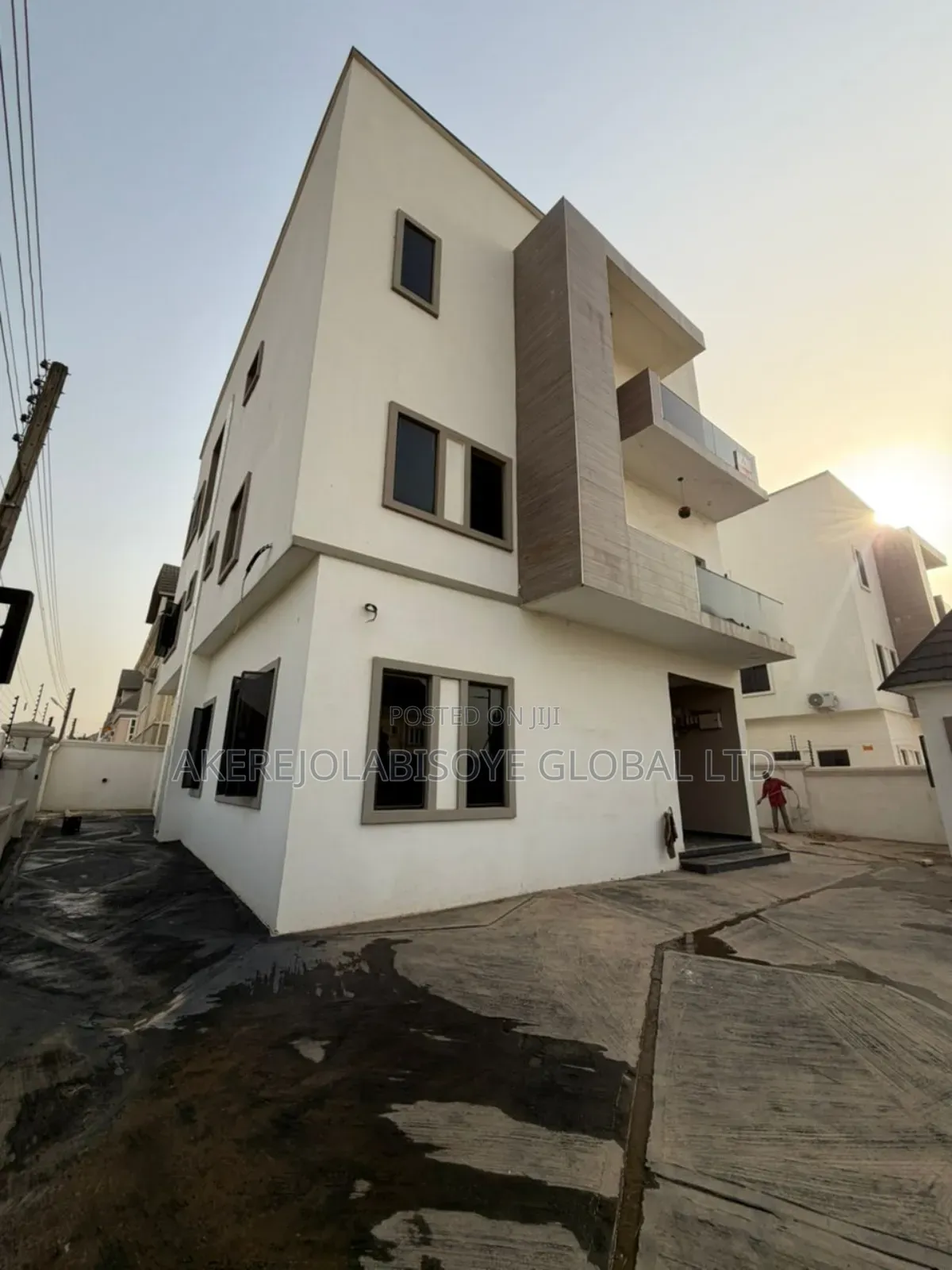 5bdrm Duplex in In An Estate for sale in Gwarinpa