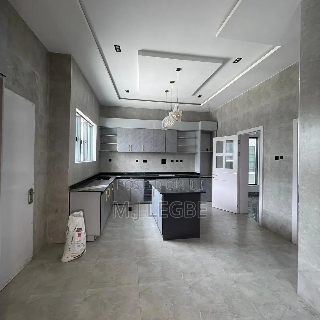 5bdrm Duplex in Osapa, Lekki for sale in Lekki
