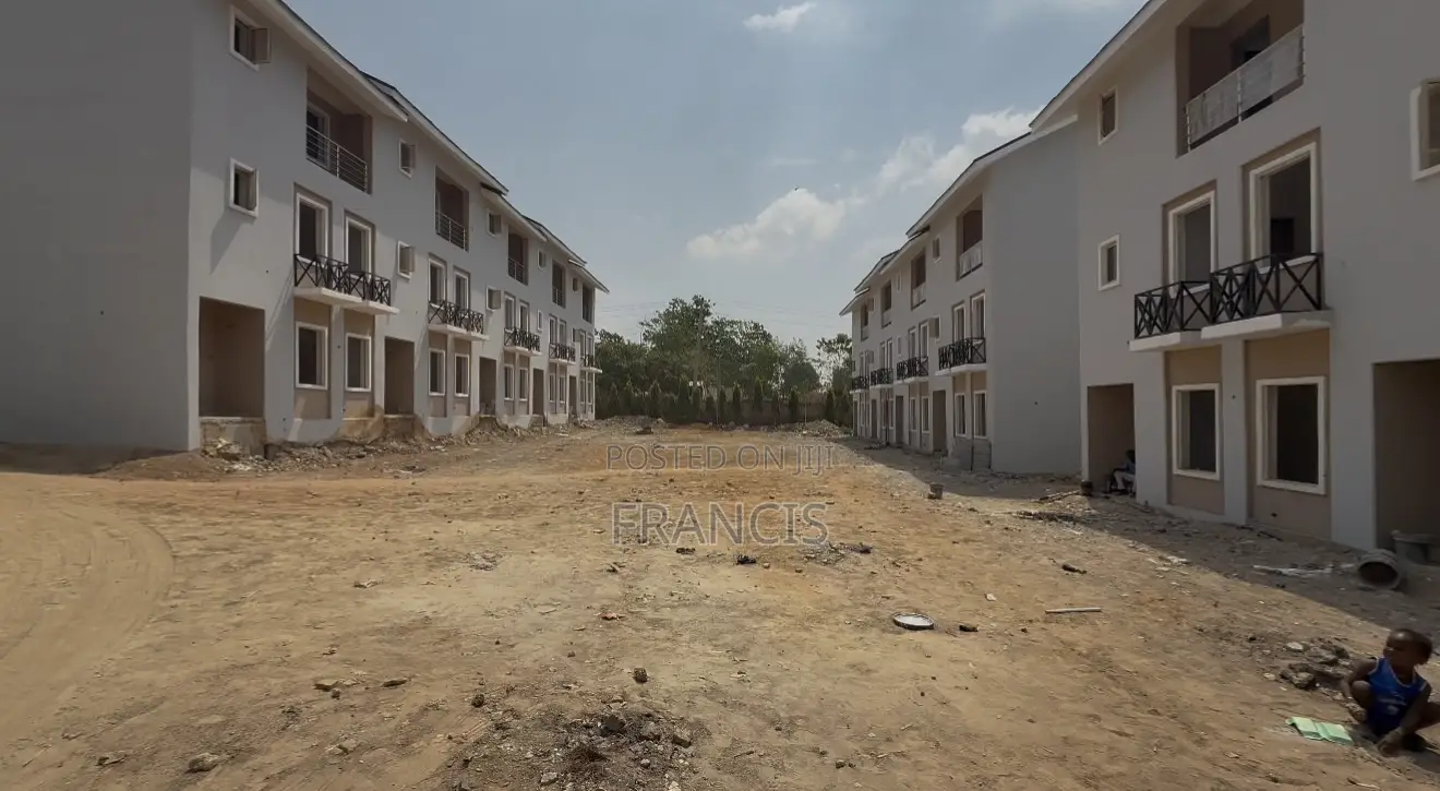 4bdrm Townhouse/Terrace in Crown Court Estate, Durumi for sale in Durumi