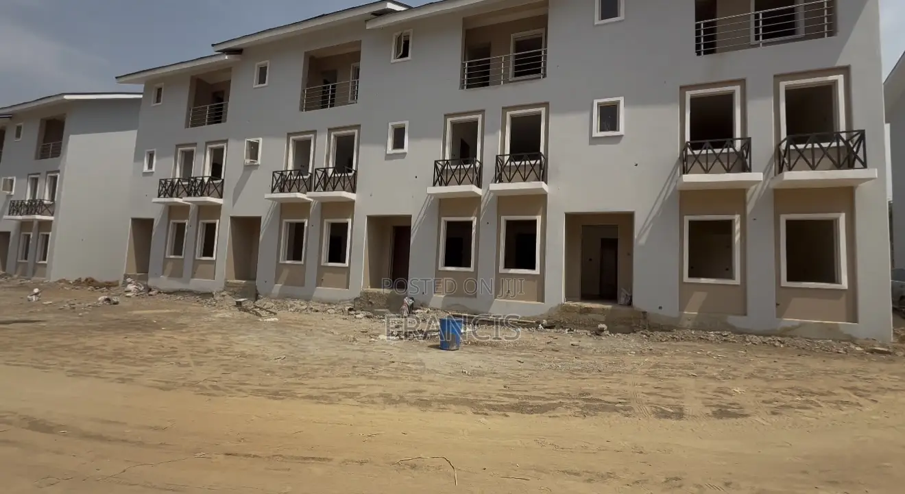 4bdrm Townhouse/Terrace in Crown Court Estate, Durumi for sale in Durumi