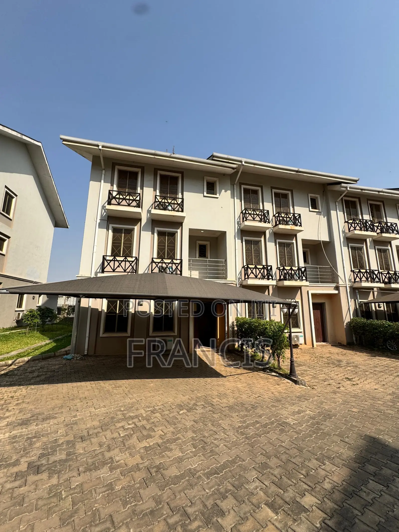 4bdrm Townhouse/Terrace in Crown Court Estate, Durumi for sale in Durumi