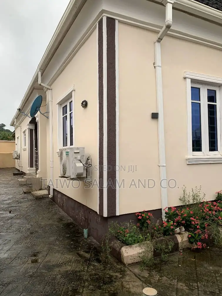Furnished 4bdrm Bungalow in Akala Express for sale in Akala Express