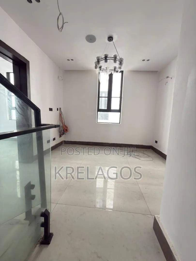 5bdrm Duplex in Lekki Phase 1 for sale in Lekki Phase 1