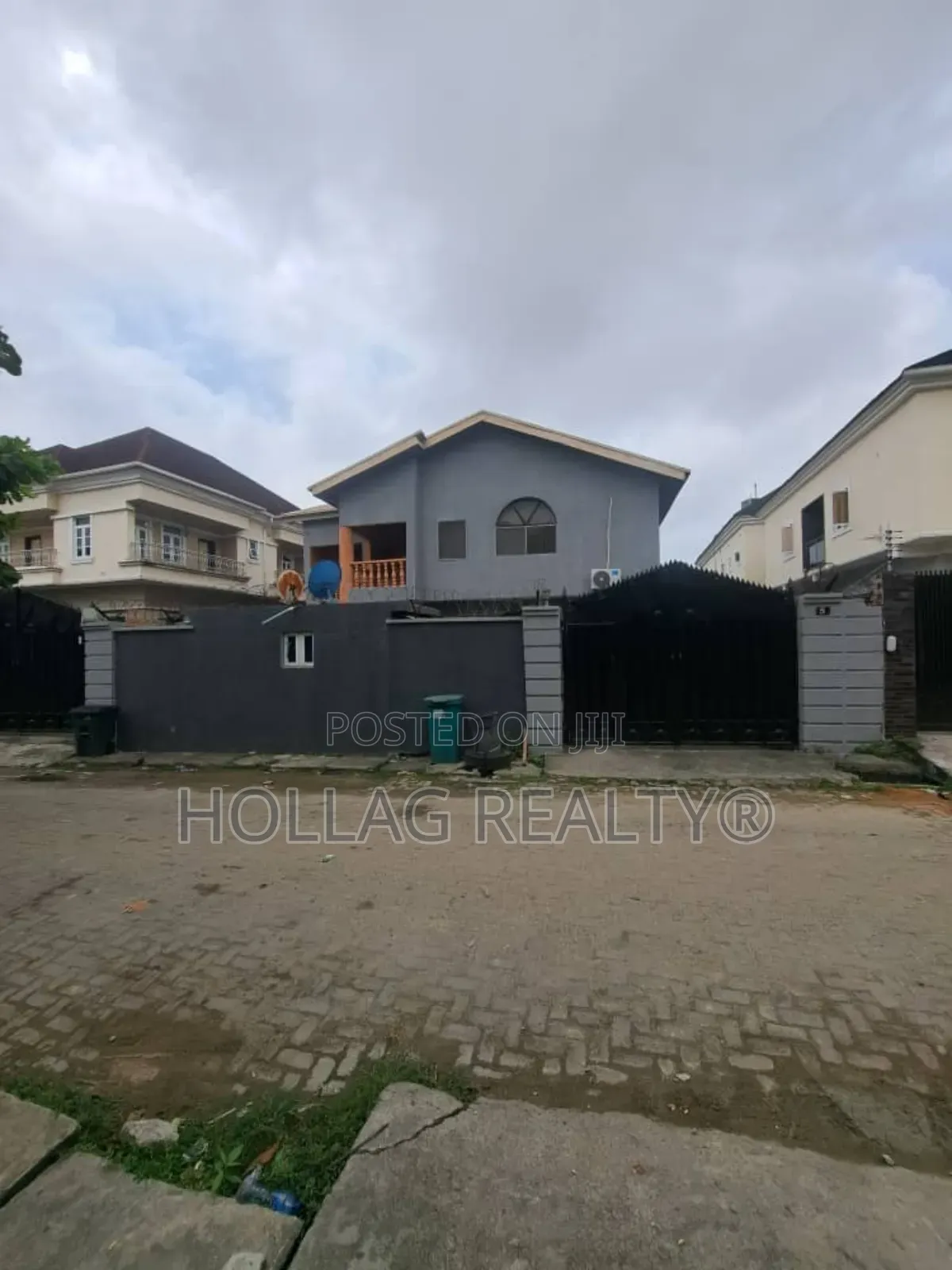 8bdrm Duplex in Agungi for sale in Agungi