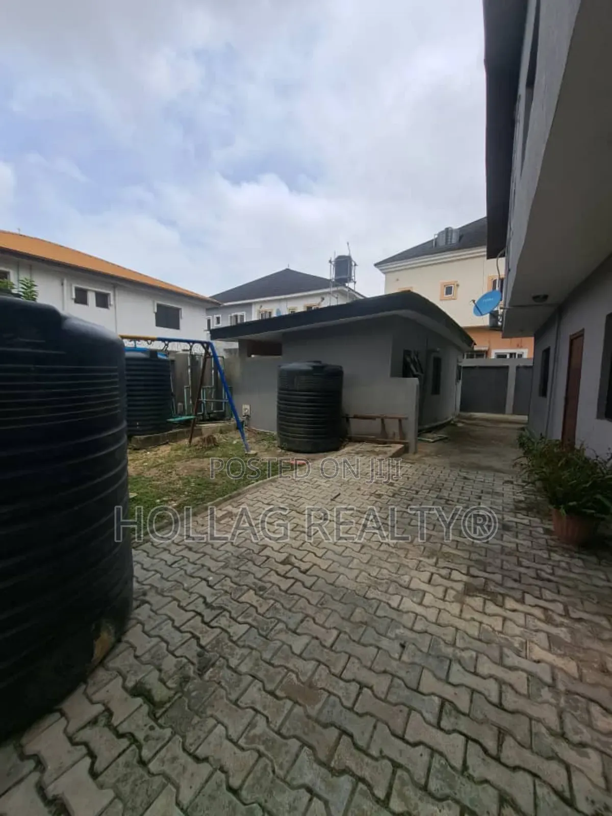 8bdrm Duplex in Agungi for sale in Agungi