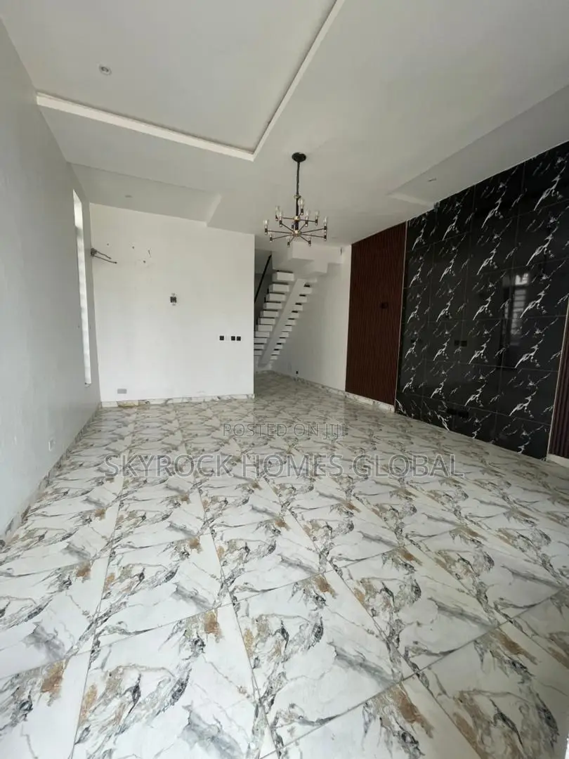 4bdrm Duplex in Ikota for rent in Ikota