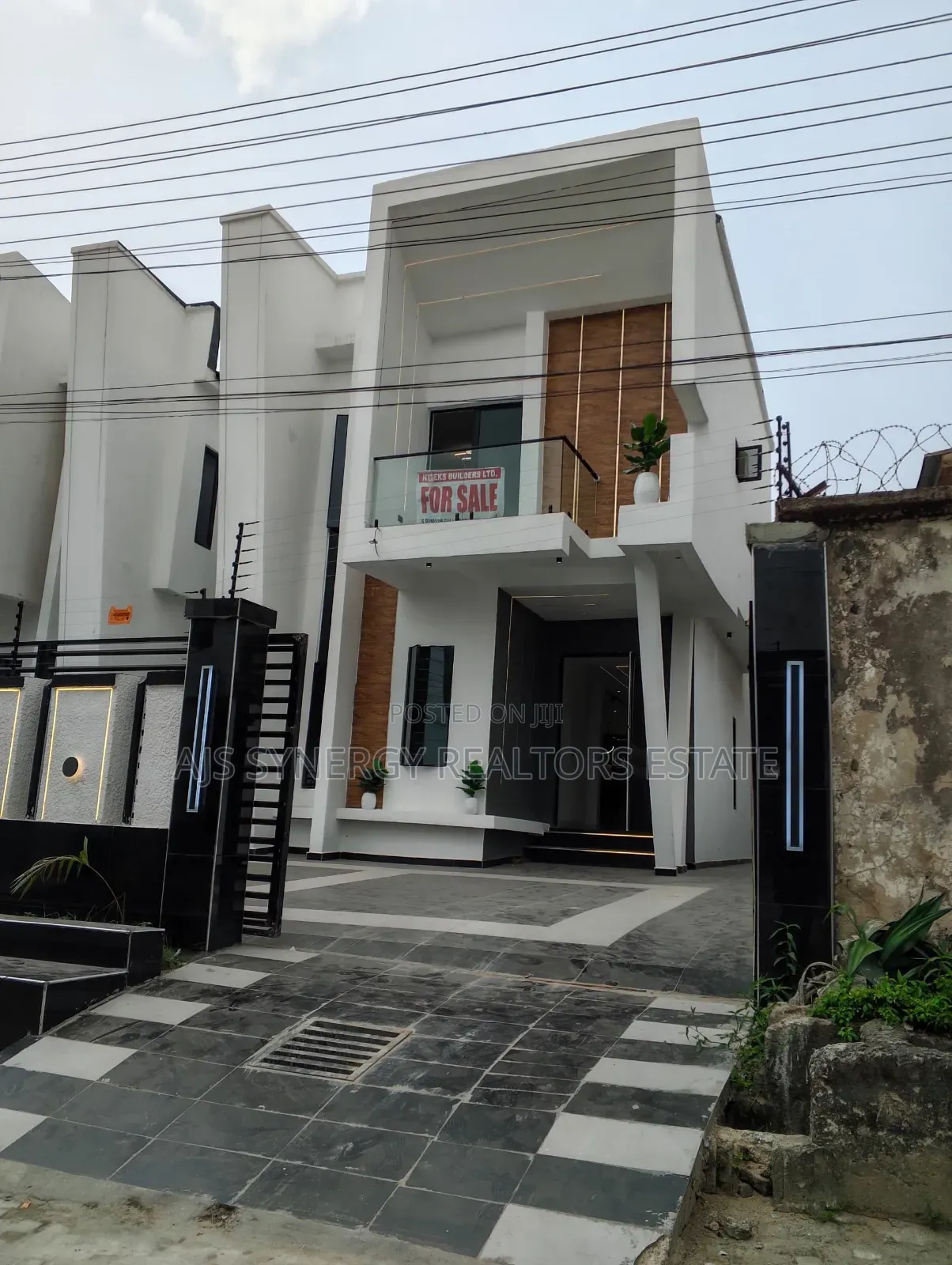 5bdrm Duplex in Thomas Estate for sale in Thomas Estate