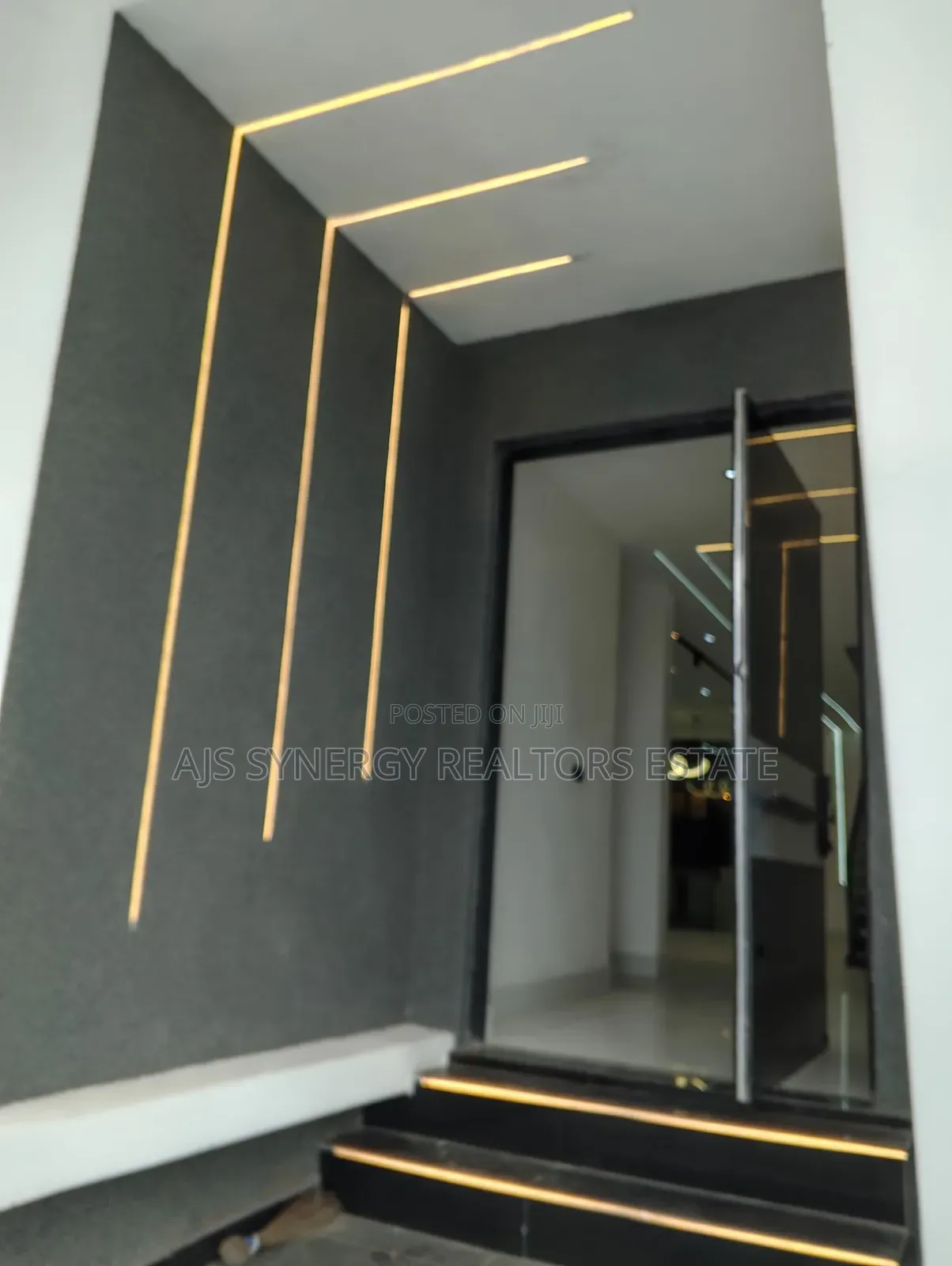 5bdrm Duplex in Thomas Estate for sale in Thomas Estate