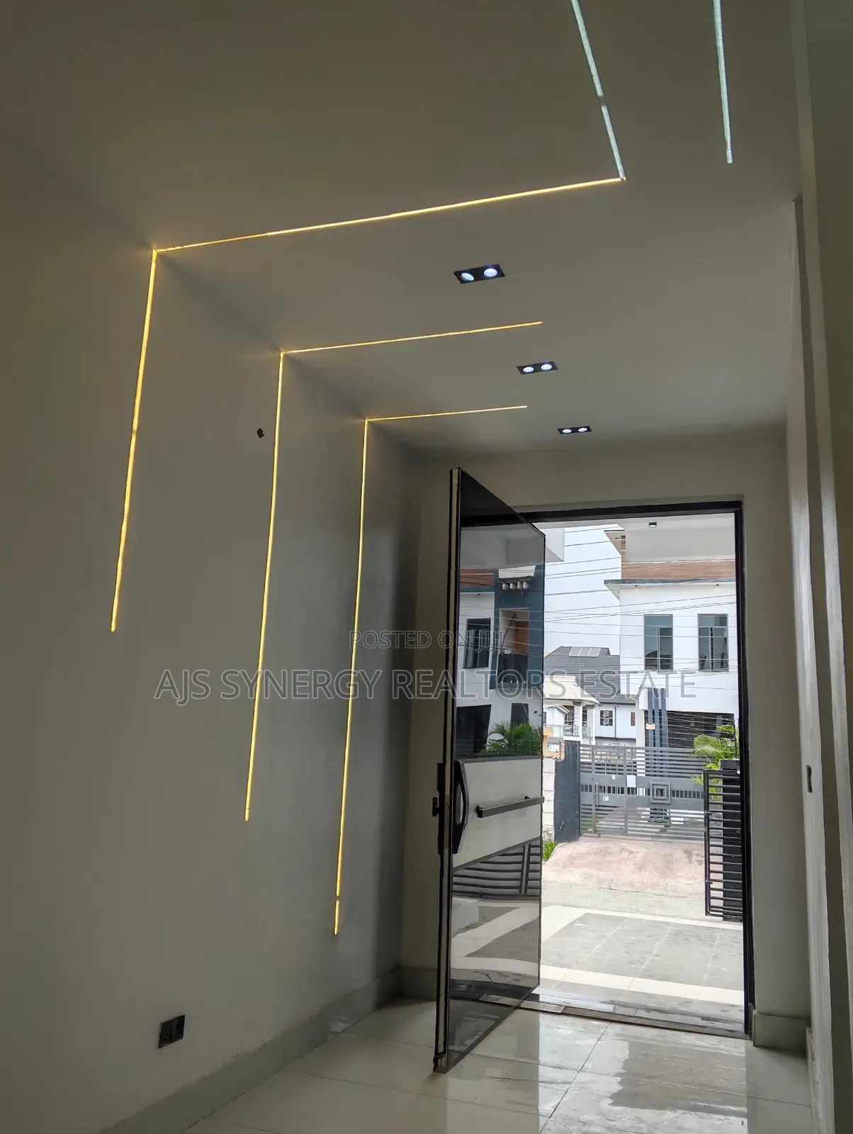 5bdrm Duplex in Thomas Estate for sale in Thomas Estate