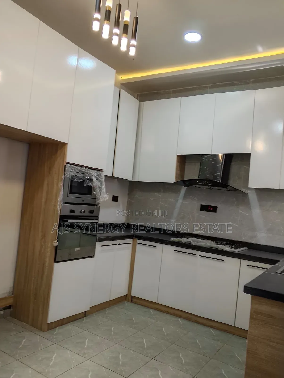 4bdrm Duplex in Thomas Estate for sale in Thomas Estate