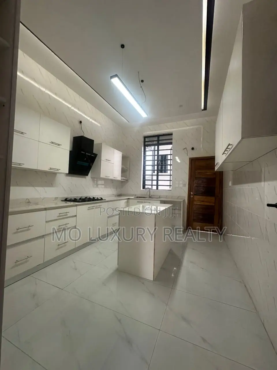 4bdrm Duplex in Chevron for sale in Chevron