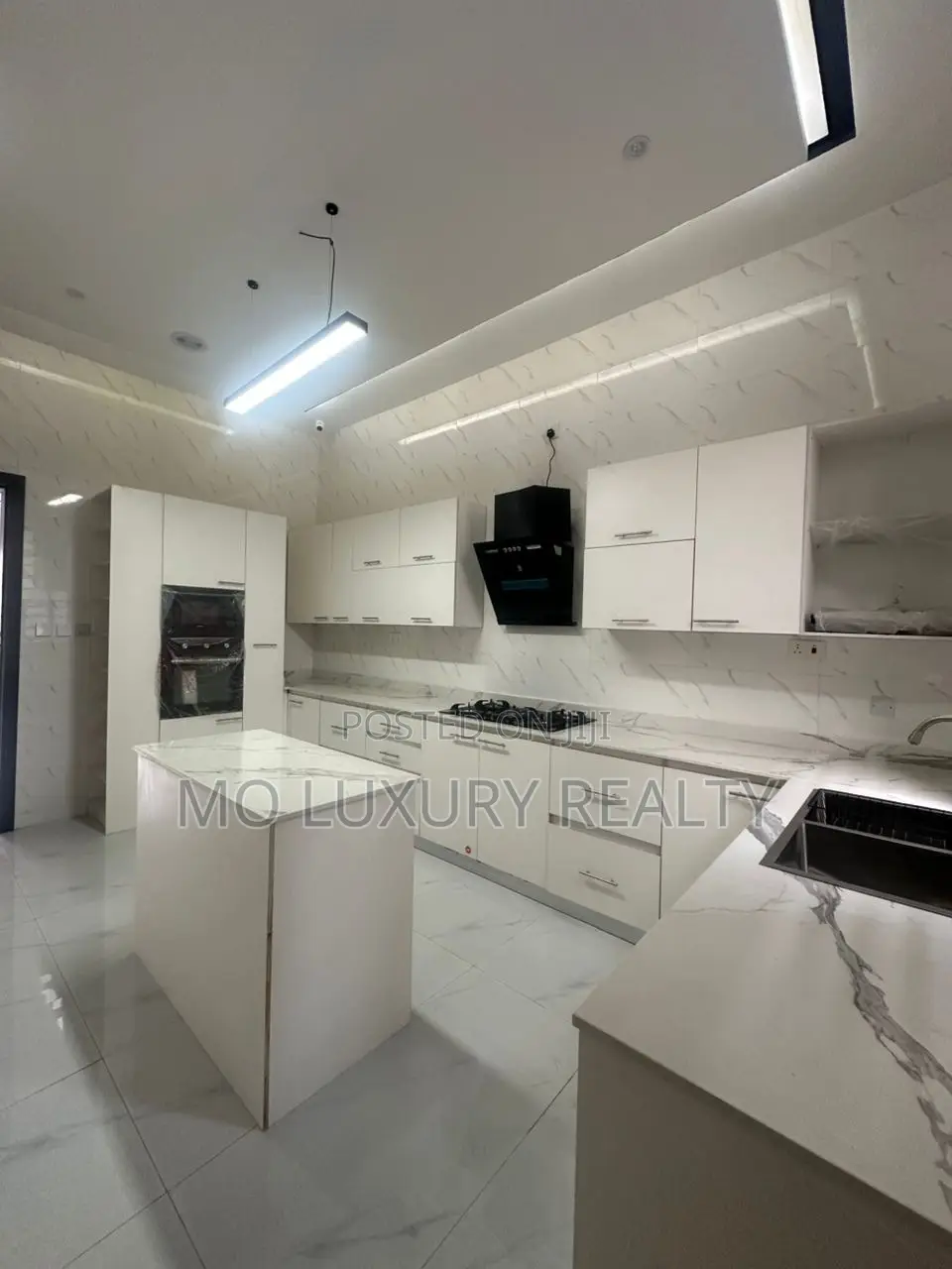 4bdrm Duplex in Chevron for sale in Chevron
