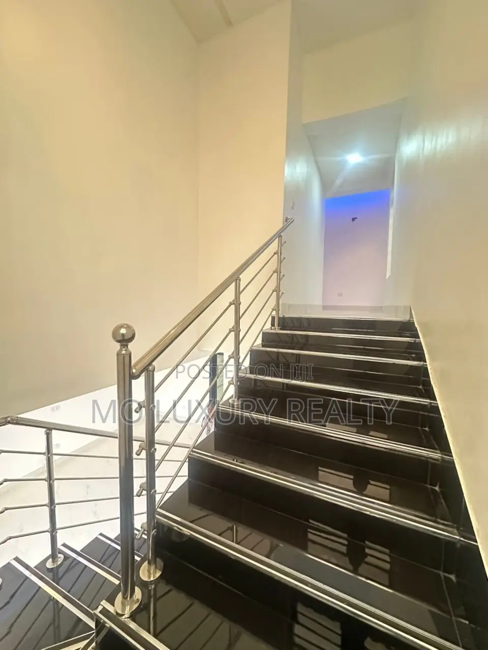 4bdrm Duplex in Chevron for sale in Chevron