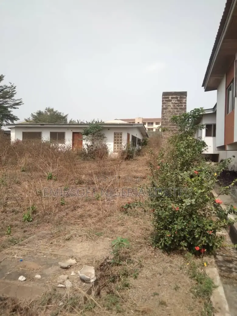 10 Plots of Land With a 10 Bedroom Duplex for Sale at Jericho in Idishin