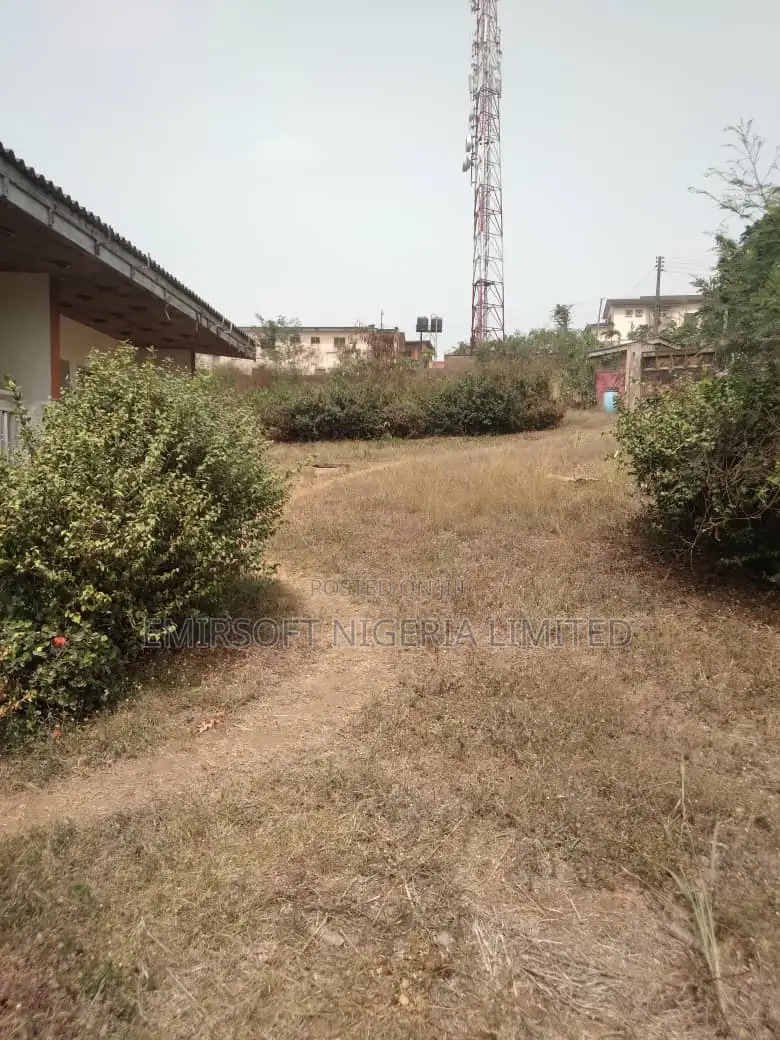 10 Plots of Land With a 10 Bedroom Duplex for Sale at Jericho in Idishin