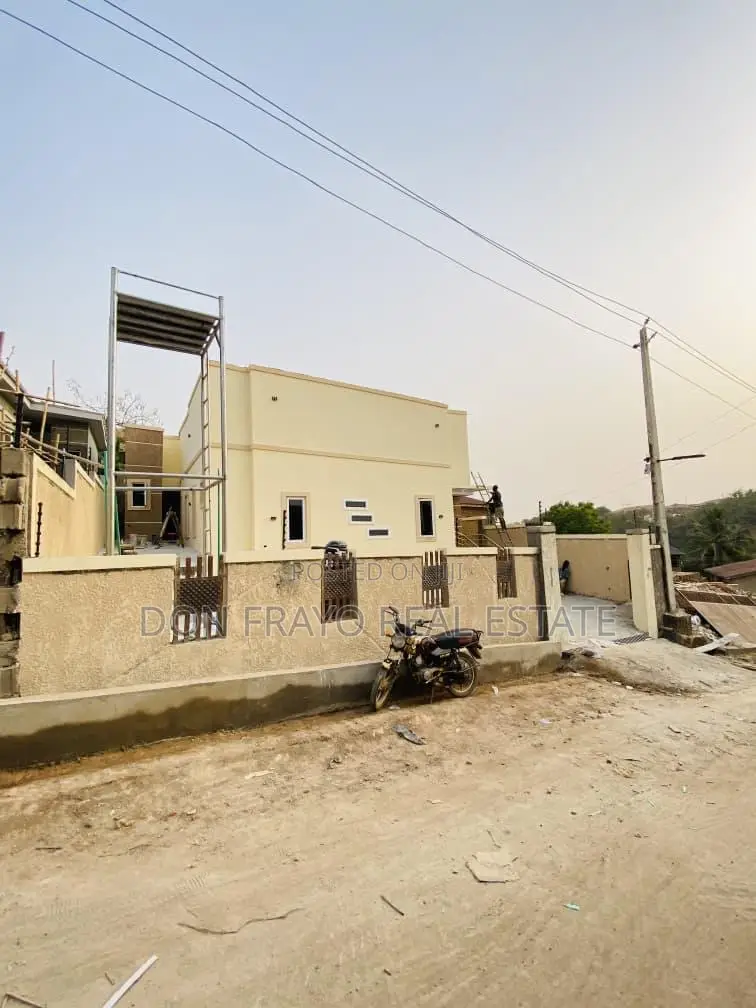 3bdrm Bungalow in Eleyele/Ologuneru Rd for sale in Ologuneru