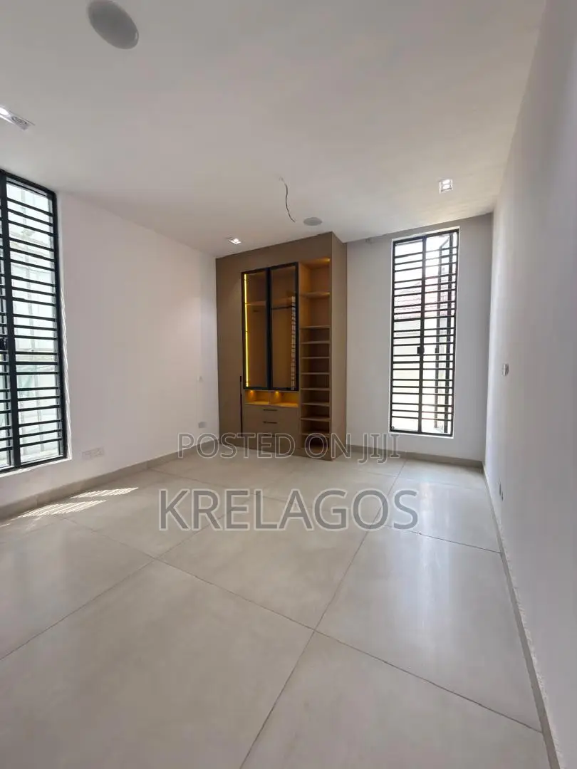 5bdrm Duplex in Lekki Phase 1 for sale in Lekki Phase 1