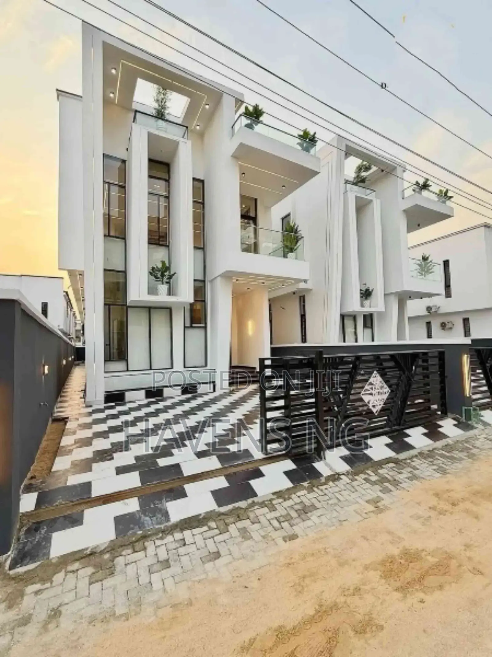 5bdrm Duplex in Chevron for sale in Chevron