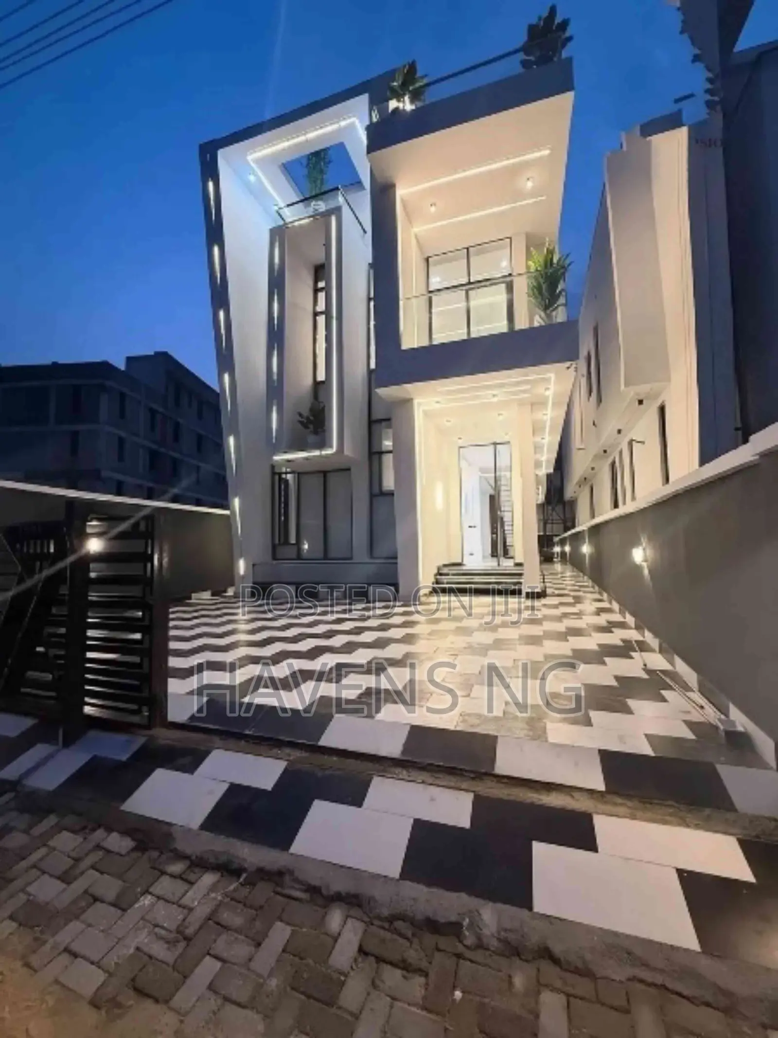 5bdrm Duplex in Chevron for sale in Chevron