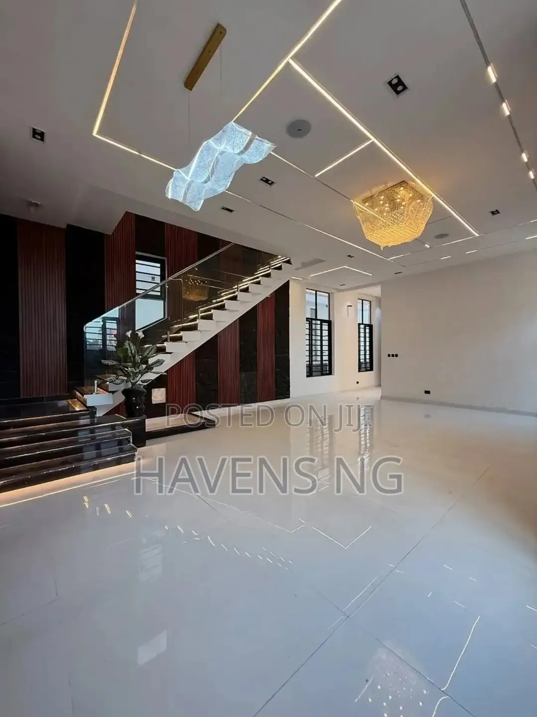 5bdrm Duplex in Chevron for sale in Chevron