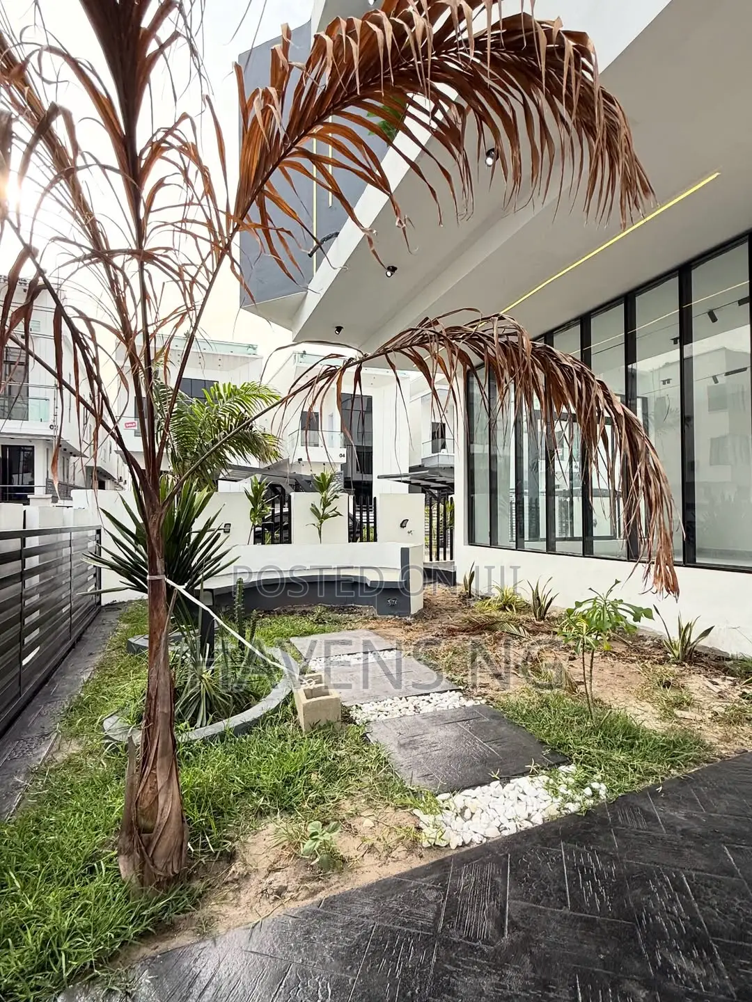 5bdrm Duplex in Chevron for sale in Chevron
