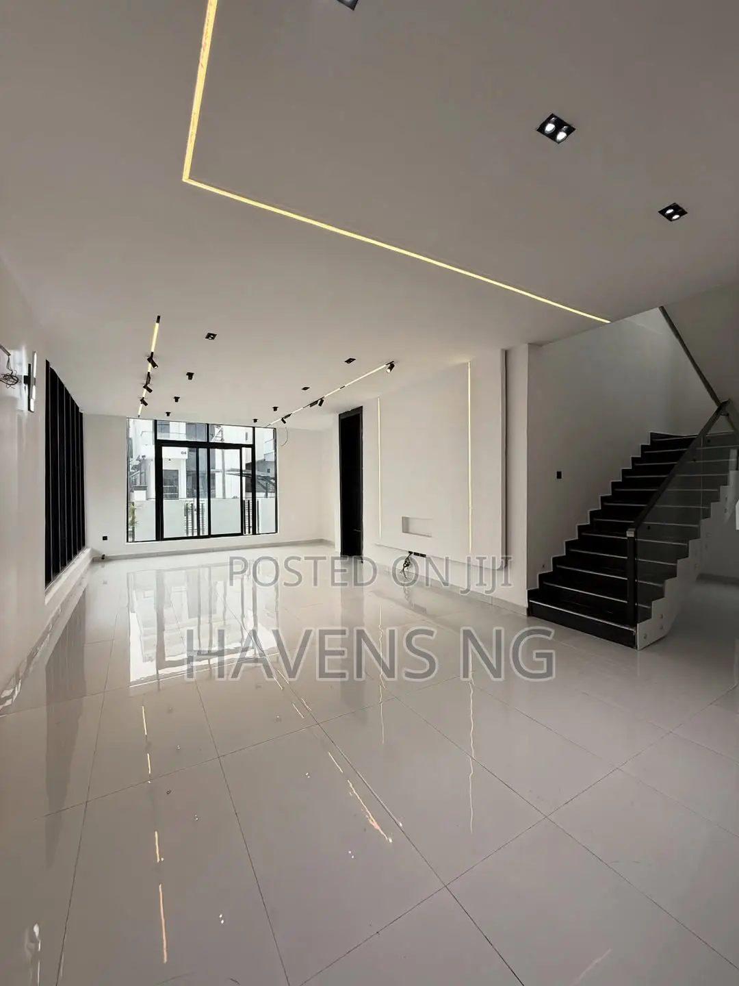 5bdrm Duplex in Chevron for sale in Chevron