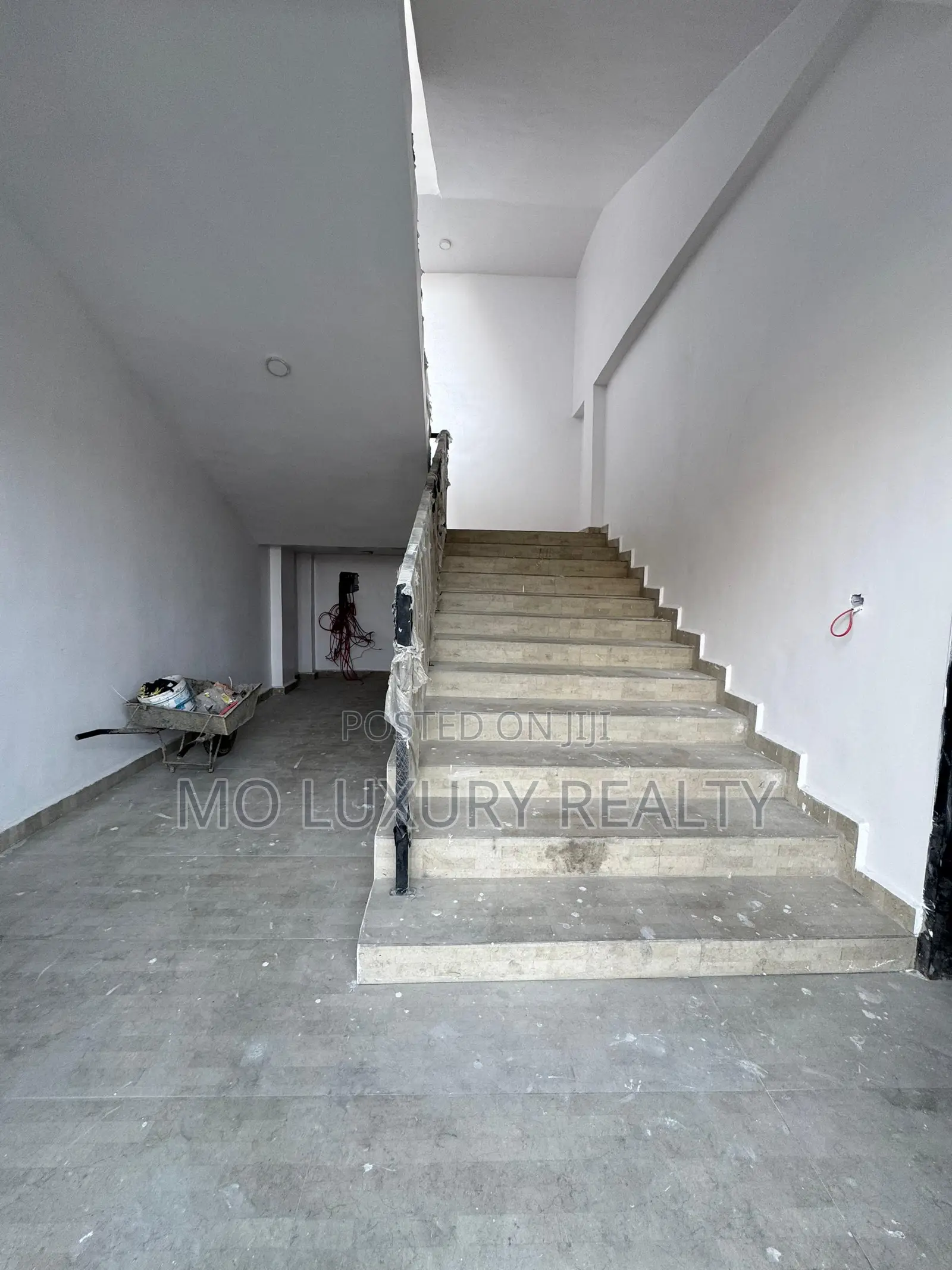 Cooperate Lease for Office Sitting on 820sqm in Jakande