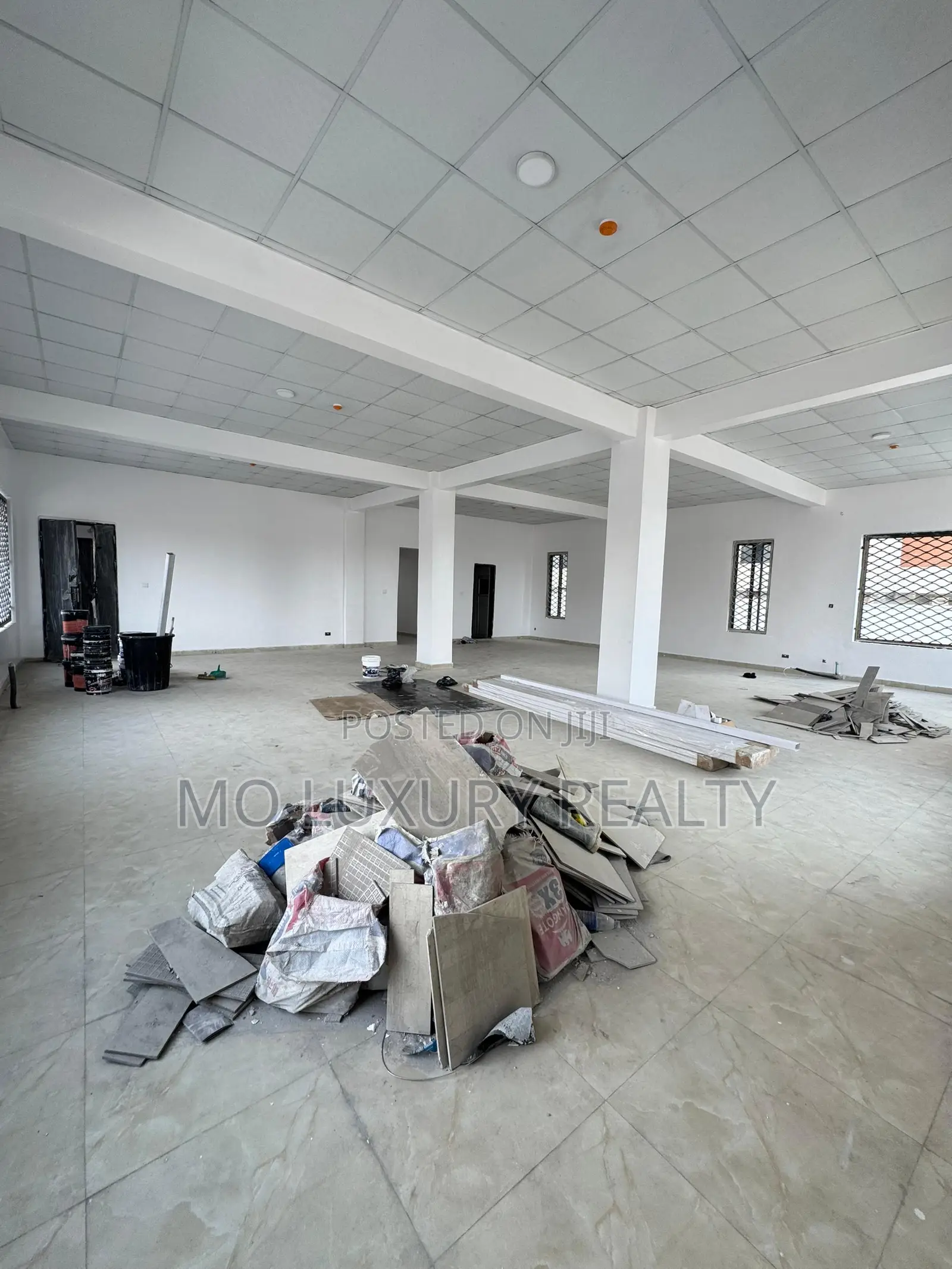 Cooperate Lease for Office Sitting on 820sqm in Jakande