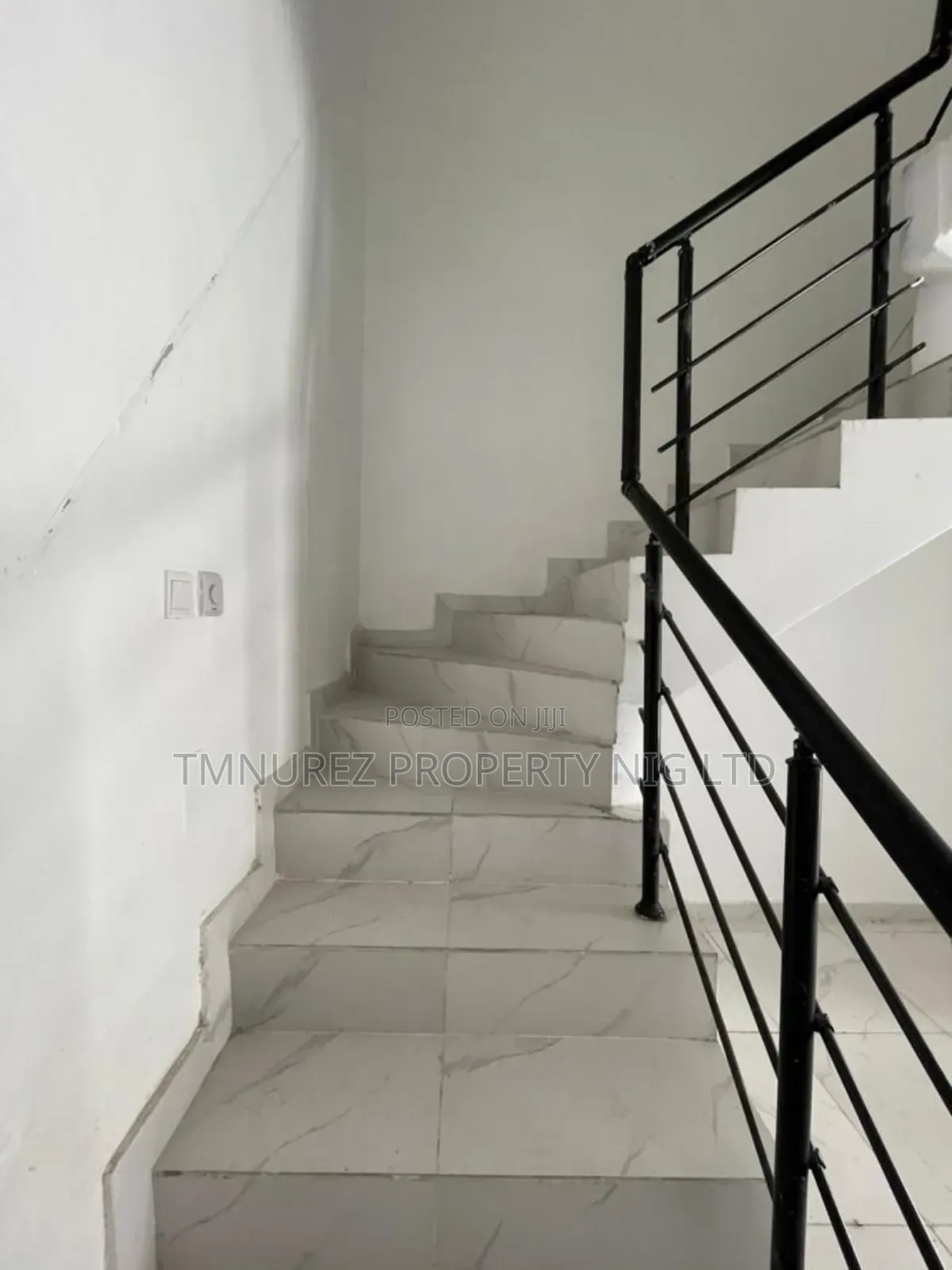 3bdrm Duplex in Orchild Road, Chevron for rent in Chevron