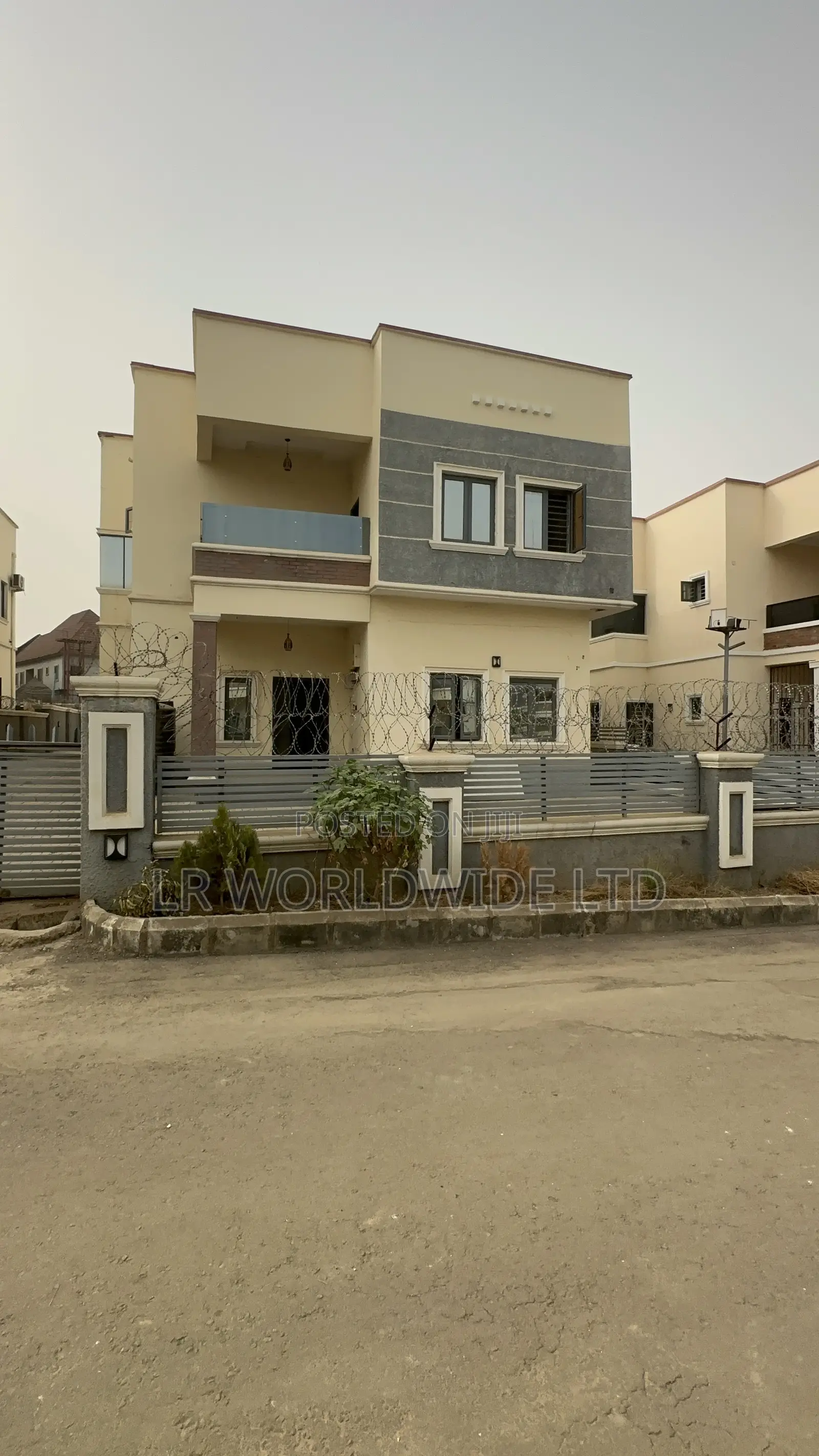5bdrm Duplex in Lugbe District for sale in Lugbe District
