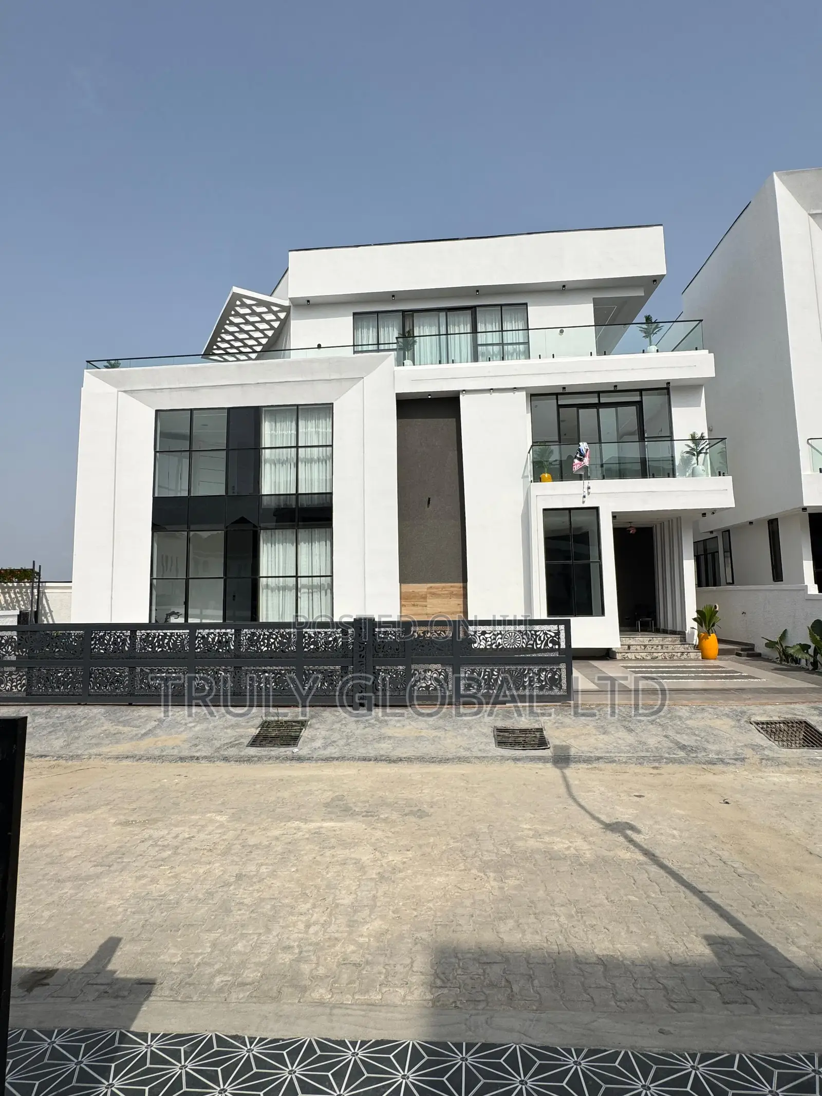 5bdrm Duplex in Chevron for sale in Chevron