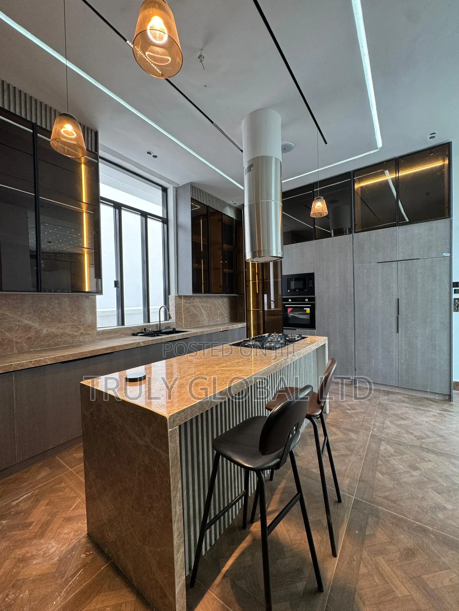 5bdrm Duplex in Chevron for sale in Chevron