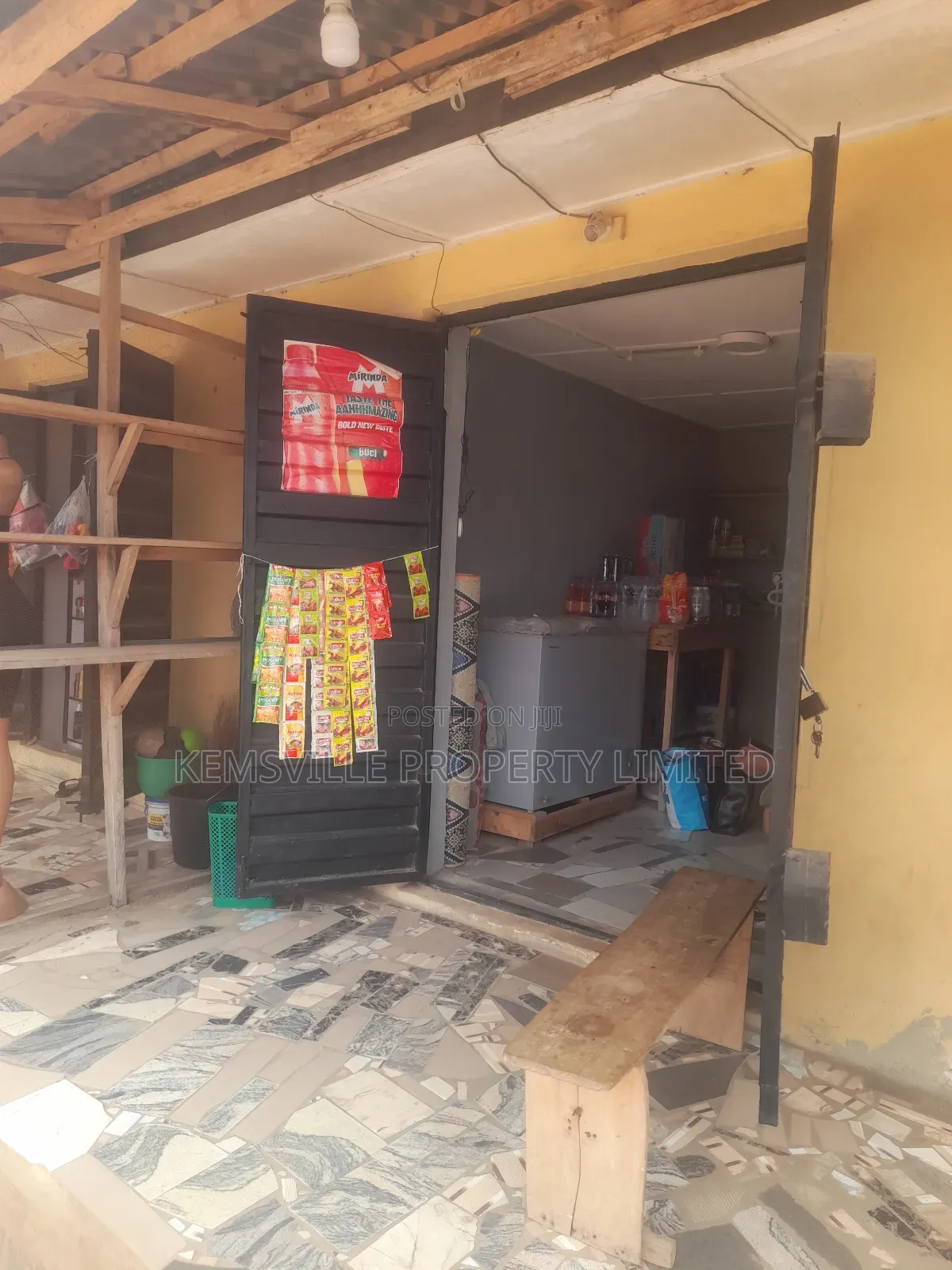 Shop for Rent at Kola Mao Junction. in Alagbado