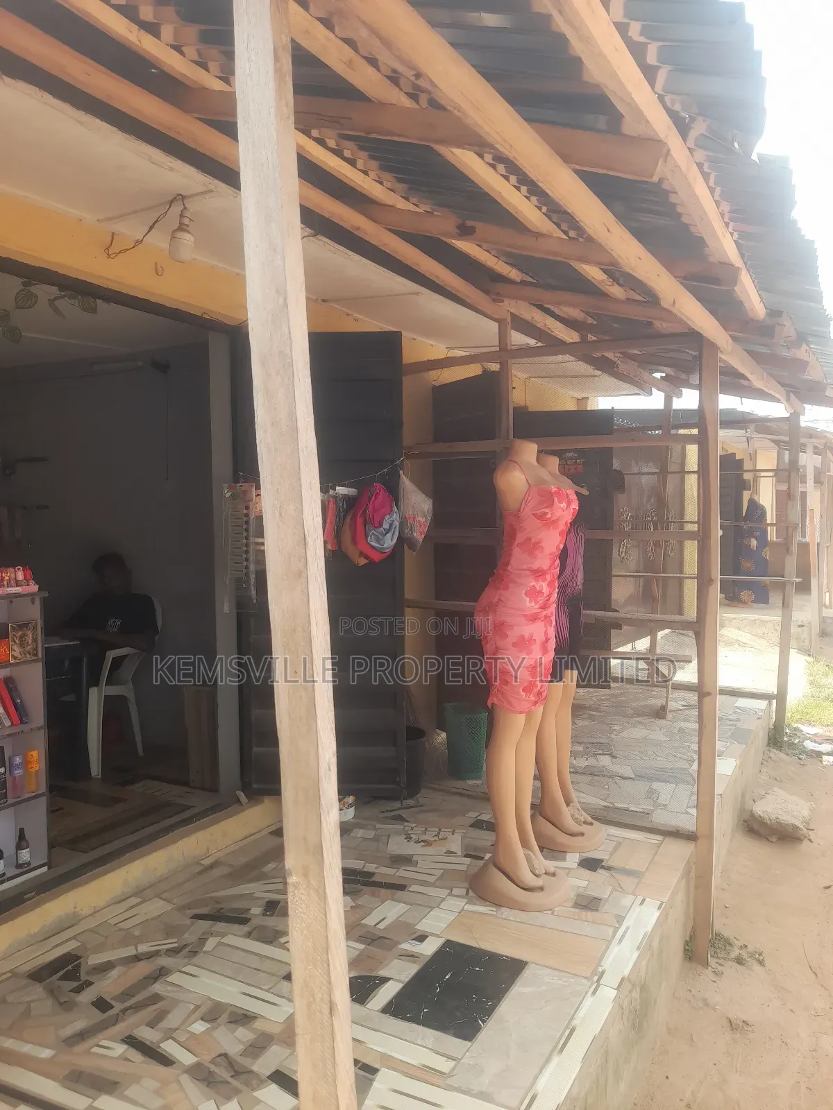 Shop for Rent at Kola Mao Junction. in Alagbado