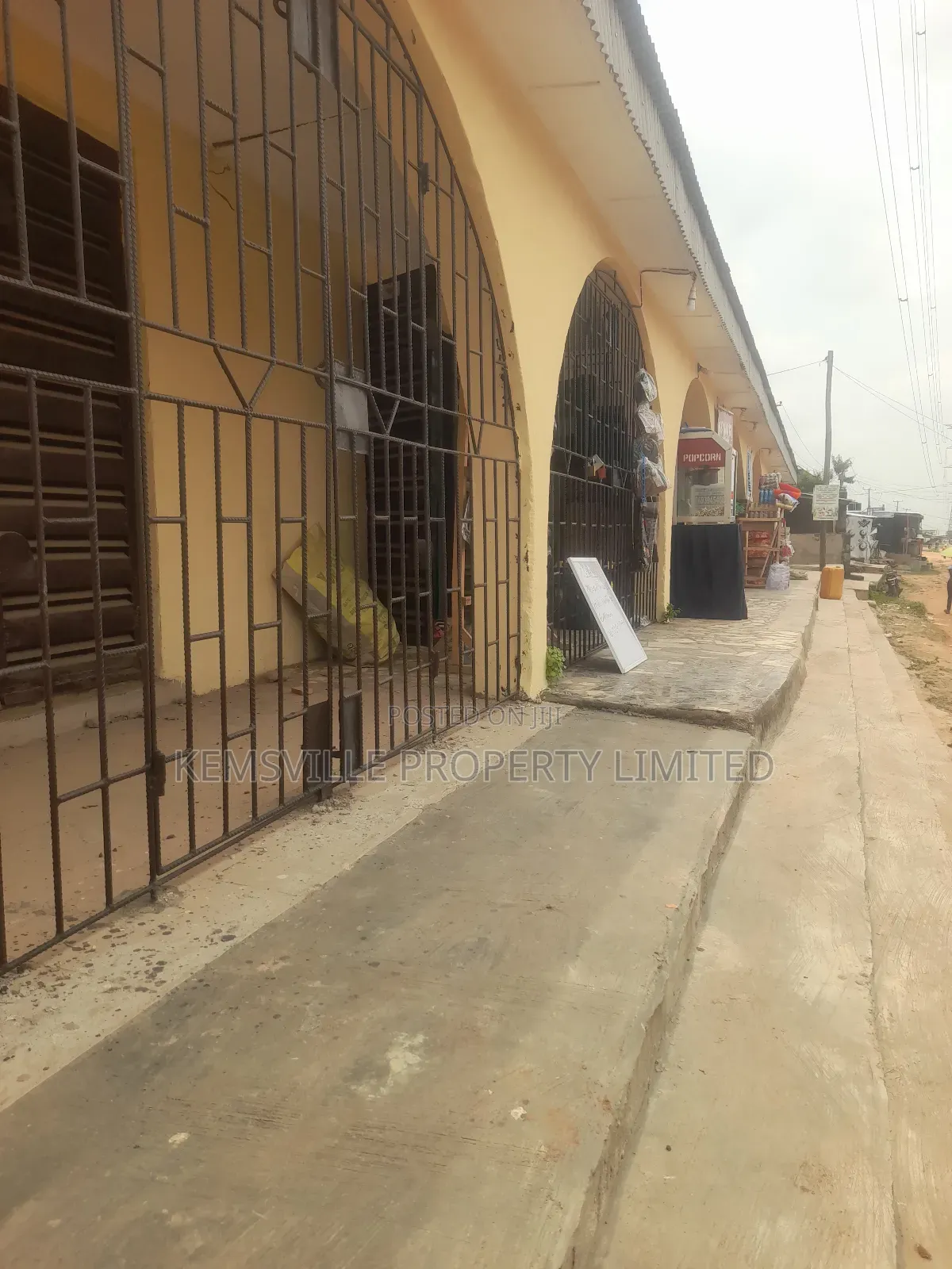 Shop for Rent at Kola Mao Junction. in Alagbado