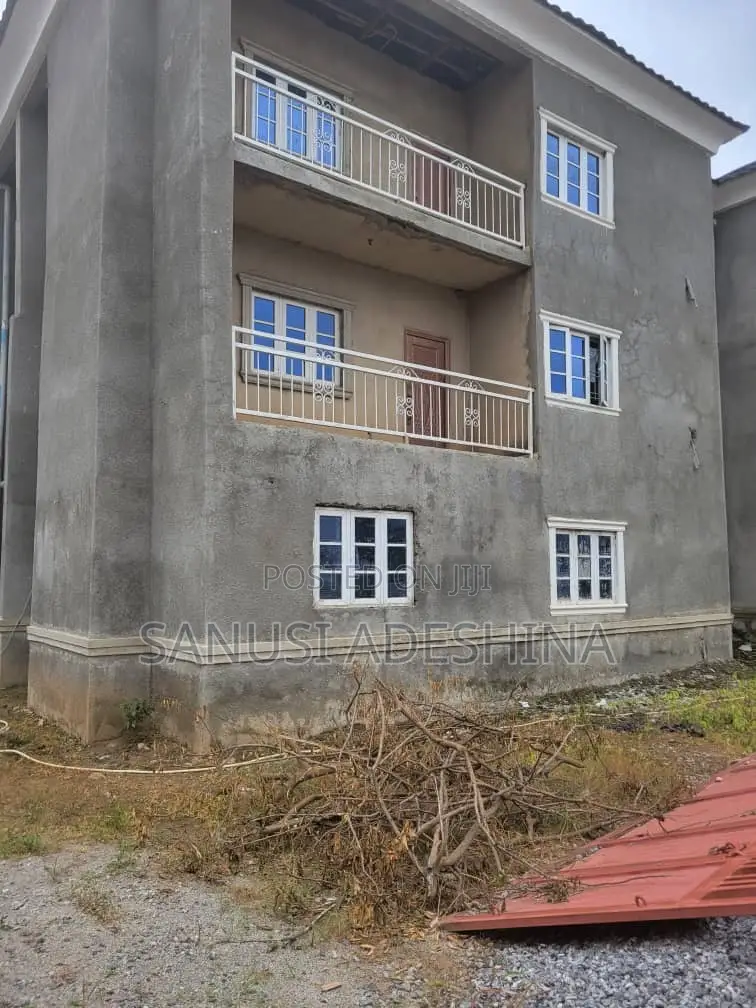 5bdrm Duplex in Jahi Gilmore,Close for sale in Jahi