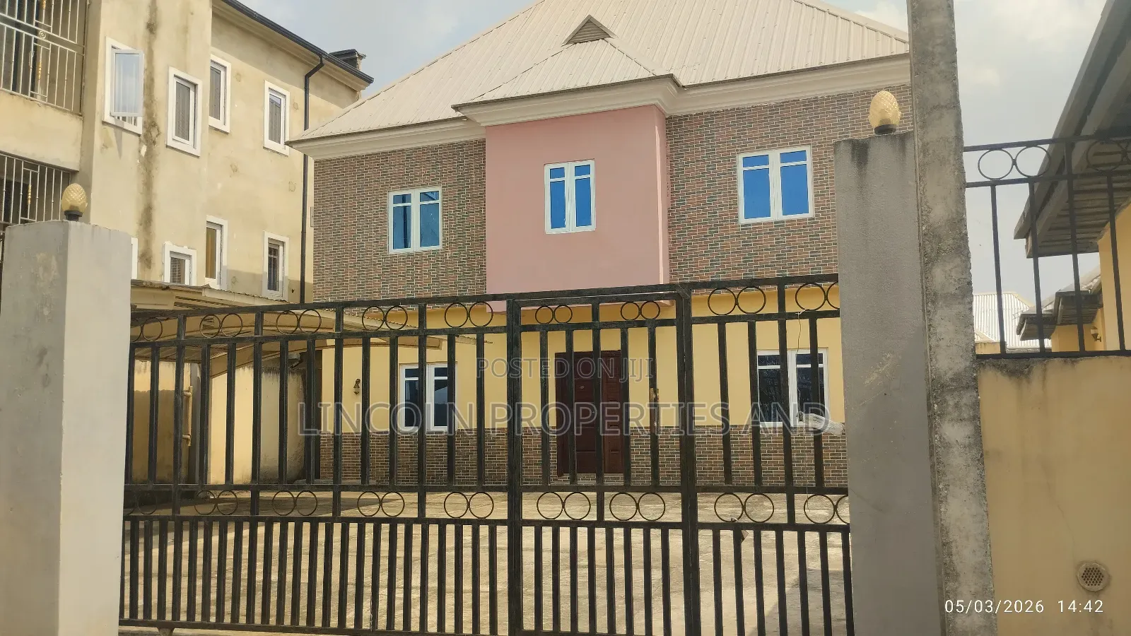 7bdrm Block of Flats in Abak Road For Sale, Uyo for sale in Uyo