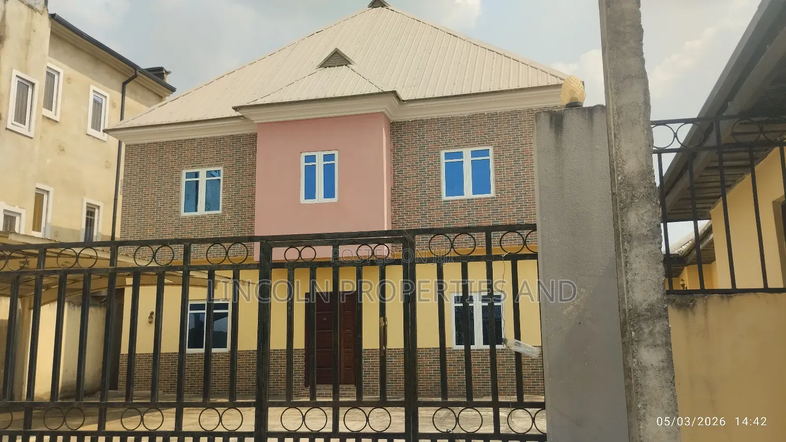 7bdrm Block of Flats in Abak Road For Sale, Uyo for sale in Uyo