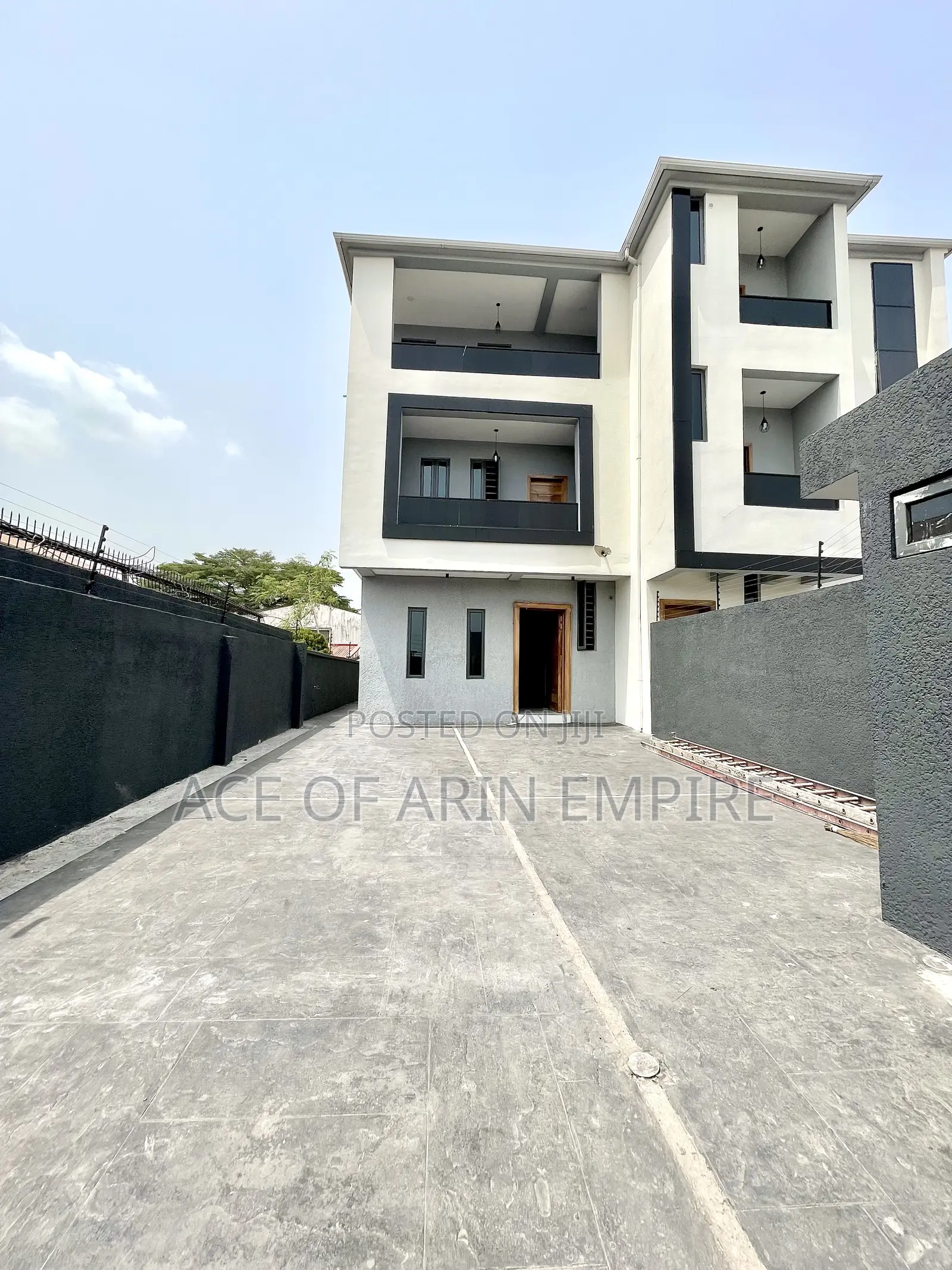 5bdrm Duplex in Lekki Phase 1 for sale in Lekki Phase 1
