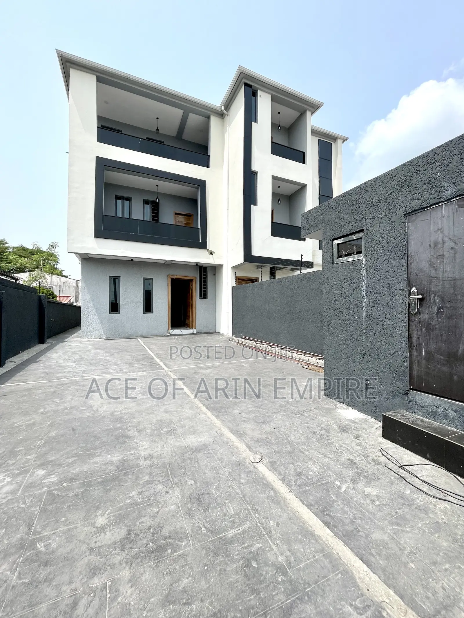5bdrm Duplex in Lekki Phase 1 for sale in Lekki Phase 1