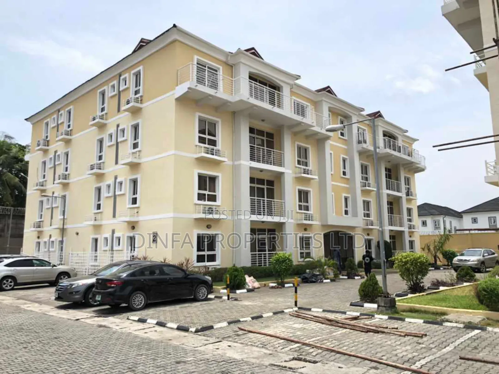 3bdrm Apartment in Cromwell Court, Chevron for sale in Chevron