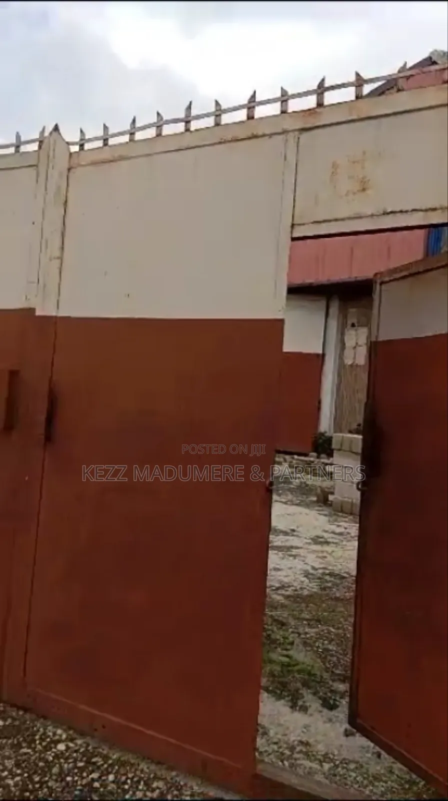 For Sale : Warehouse at Off Umuahia Aba Express Way, Aba, Abia State in Osisioma Ngwa