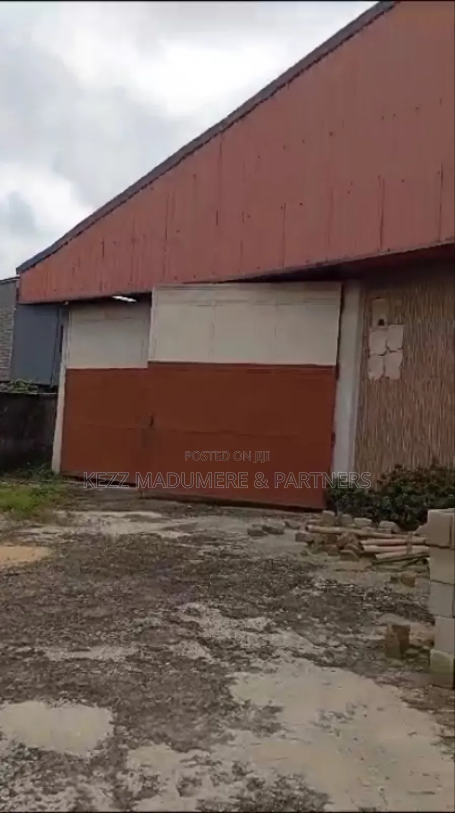 For Sale : Warehouse at Off Umuahia Aba Express Way, Aba, Abia State in Osisioma Ngwa