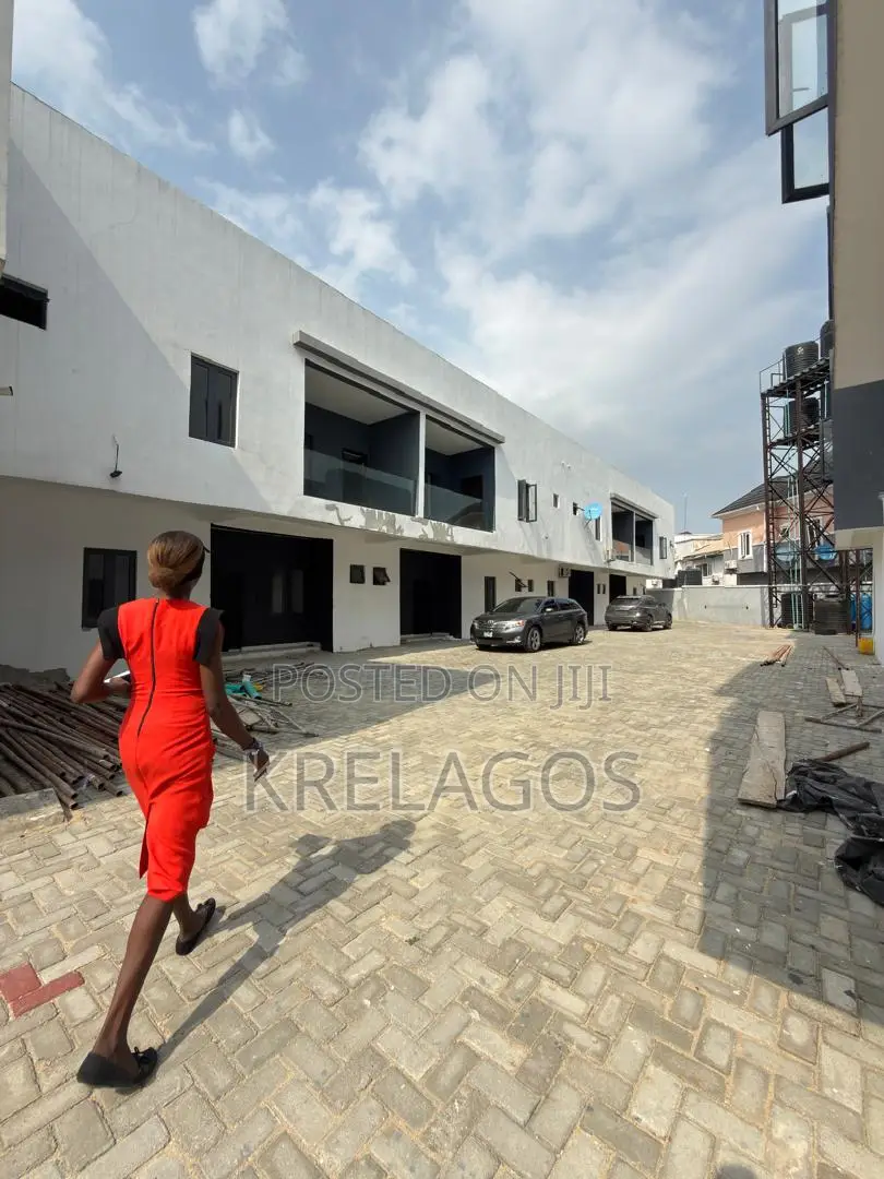 5bdrm Duplex in Ikota for sale in Ikota