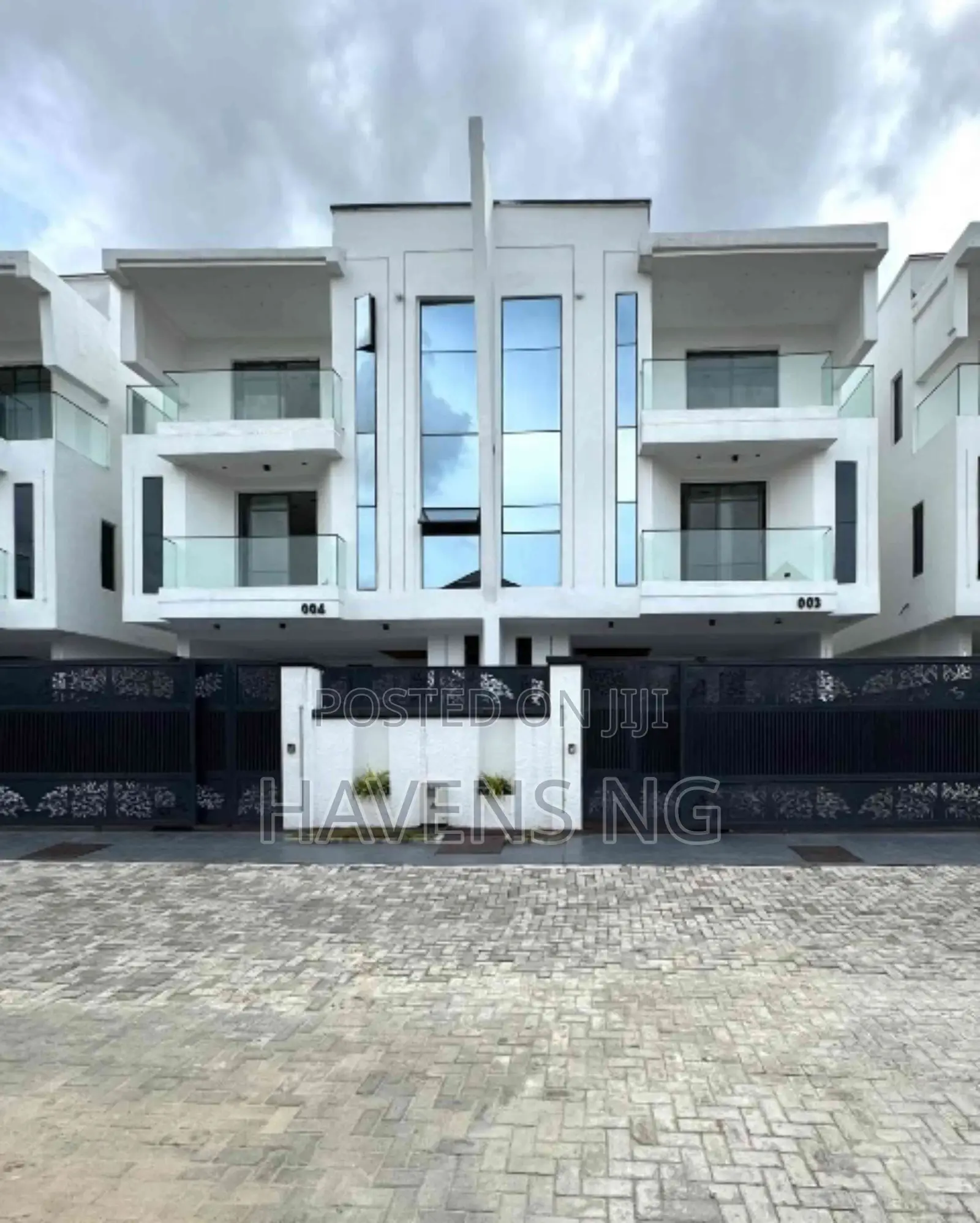 4bdrm Duplex in Idado for sale in Idado