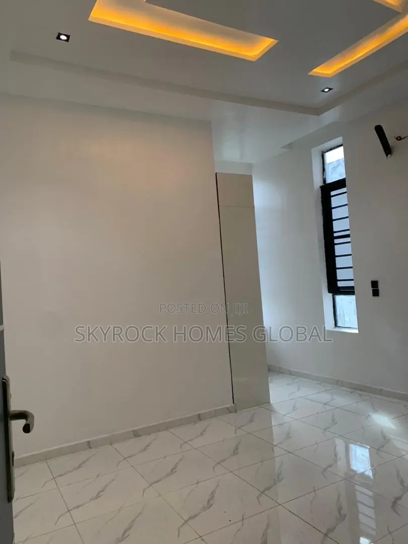 5bdrm Duplex in Ikota for sale in Ikota