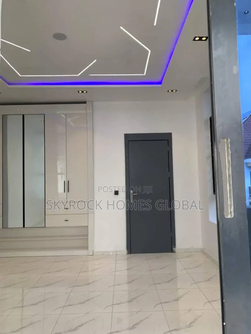 5bdrm Duplex in Ikota for sale in Ikota
