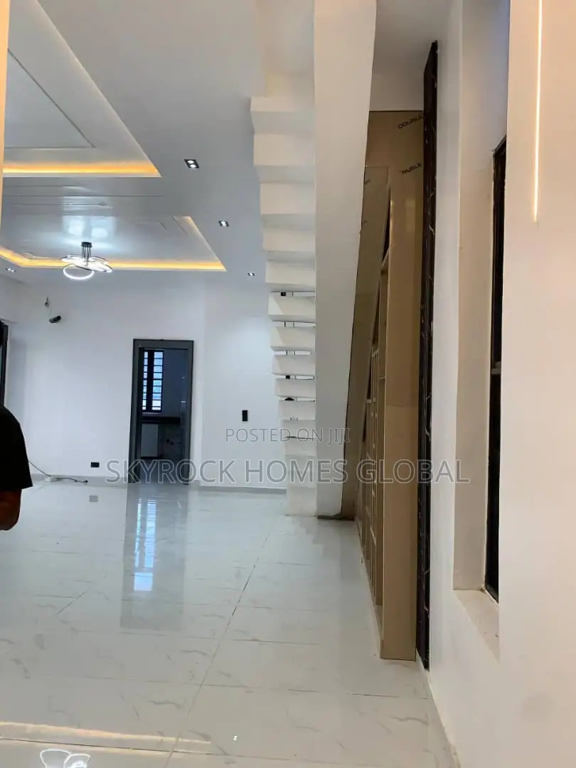 5bdrm Duplex in Ikota for sale in Ikota