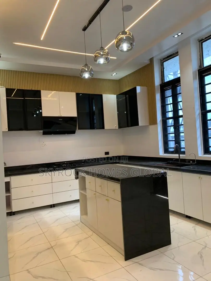 5bdrm Duplex in Ikota for sale in Ikota