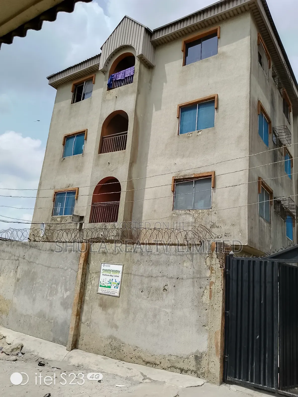 Furnished 20bdrm House in Okokomaiko for sale in Okokomaiko